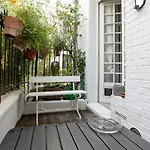 The Iris - Cosy Spacious House & Terrace